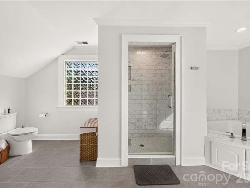 1717 Nassau Boulevard, Charlotte, NC 28205.  MLS# CAR4415580, YatesRealty ID 45940. Primary Bathroom