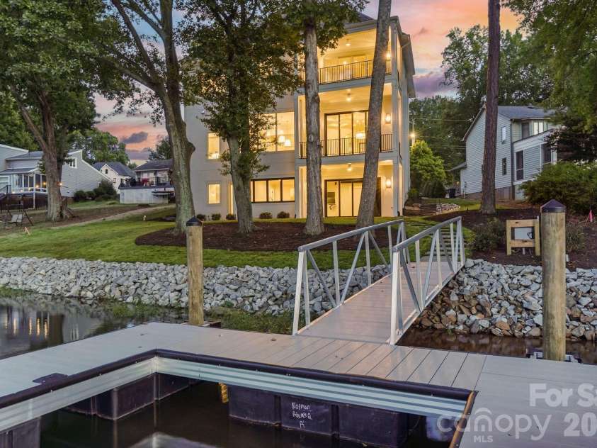 21216 Rio Oro Drive, Cornelius, NC 28031.  MLS# CAR4425303, YatesRealty ID 45943. Newly constructed private floating dock offering direct access to the lake.