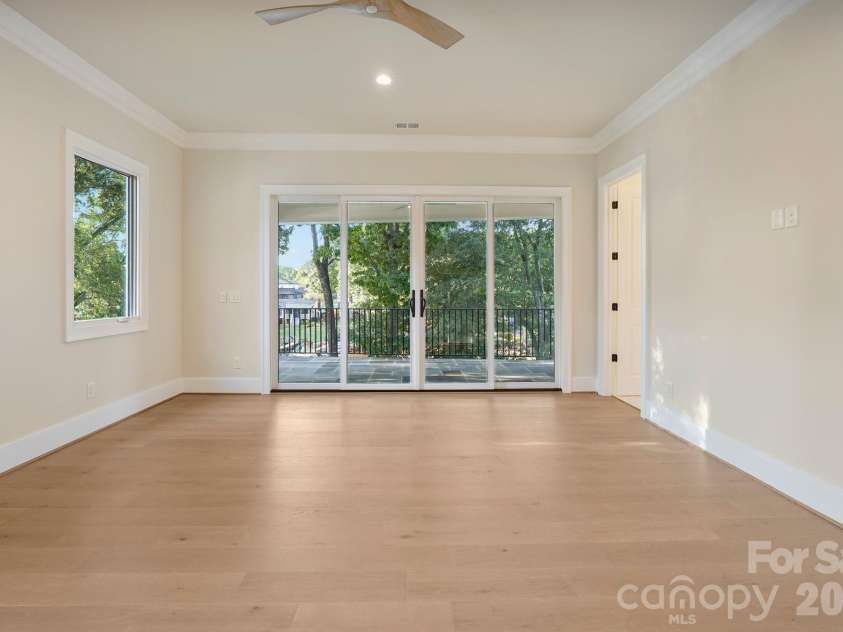 21216 Rio Oro Drive, Cornelius, NC 28031.  MLS# CAR4425303, YatesRealty ID 45943. Spacious primary bedroom featuring 10' ceilings and a bright, open feel, creating a comfortable and refined private retreat.
