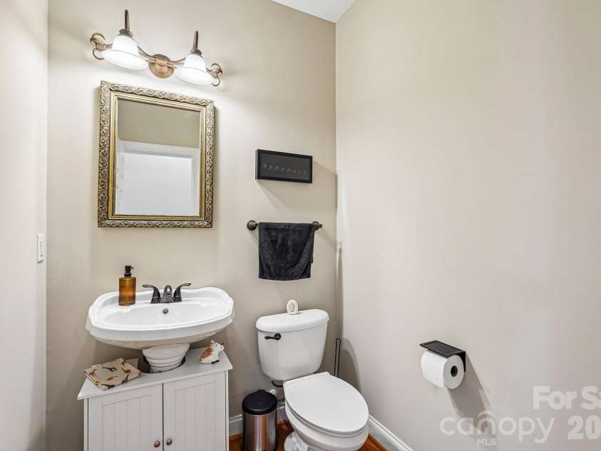 10823 Persimmon Creek Drive, Charlotte, NC 28227.  MLS# CAR4413690, YatesRealty ID 45944. Half Bath