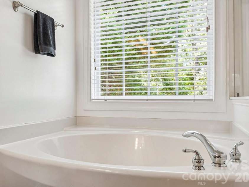 10823 Persimmon Creek Drive, Charlotte, NC 28227.  MLS# CAR4413690, YatesRealty ID 45944. Primary Bath