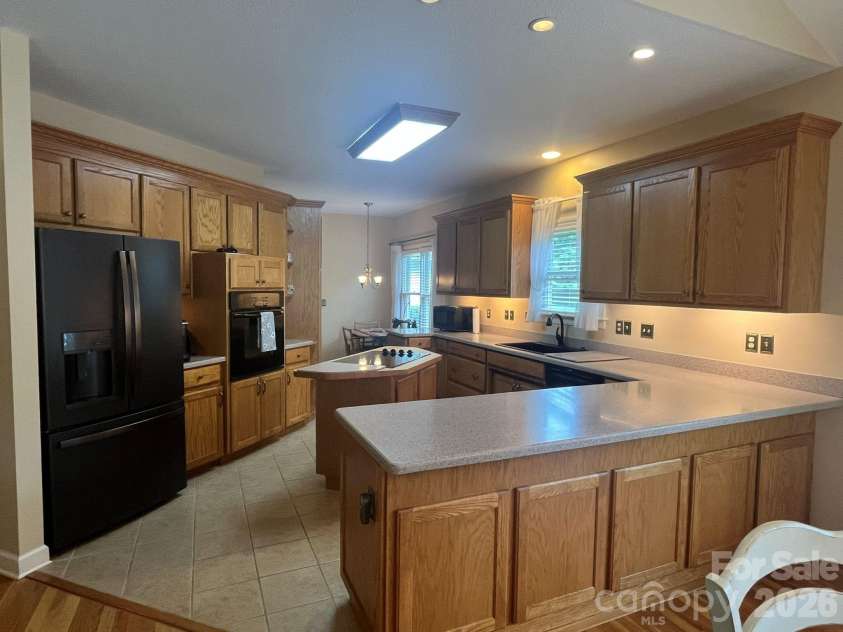 150 Holly Springs Road, Hendersonville, NC 28729.  MLS# CAR4415566, YatesRealty ID 45948. Solid Surface Tops