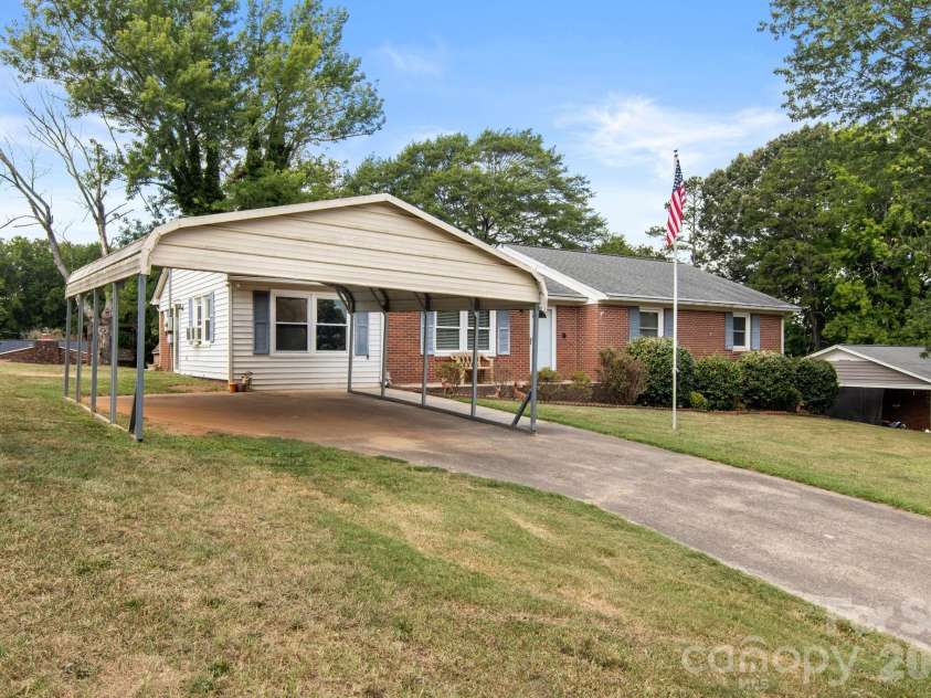 307 Somerset Drive, Kings Mountain, NC 28086.  MLS# CAR4406255, YatesRealty ID 45960. 
