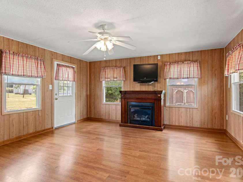 307 Somerset Drive, Kings Mountain, NC 28086.  MLS# CAR4406255, YatesRealty ID 45960. 