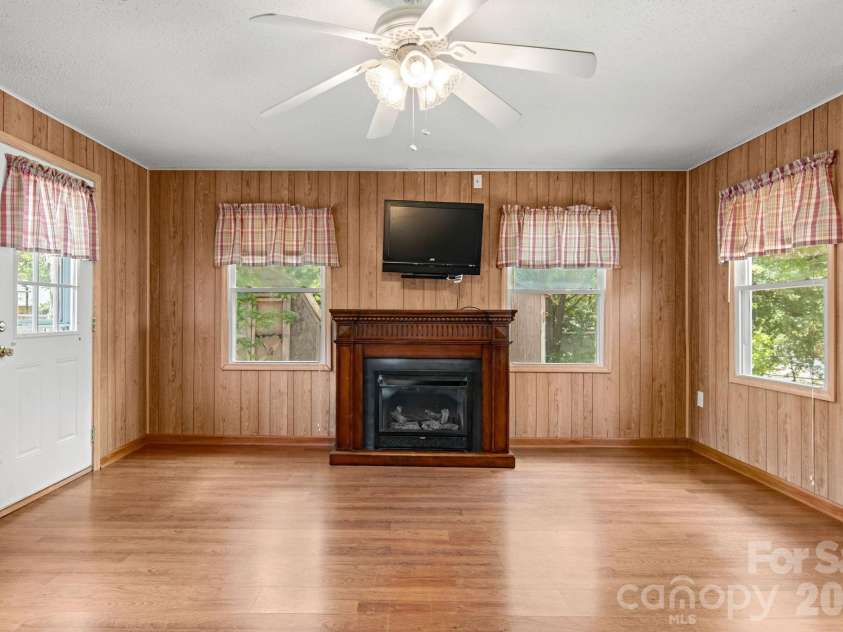 307 Somerset Drive, Kings Mountain, NC 28086.  MLS# CAR4406255, YatesRealty ID 45960. 
