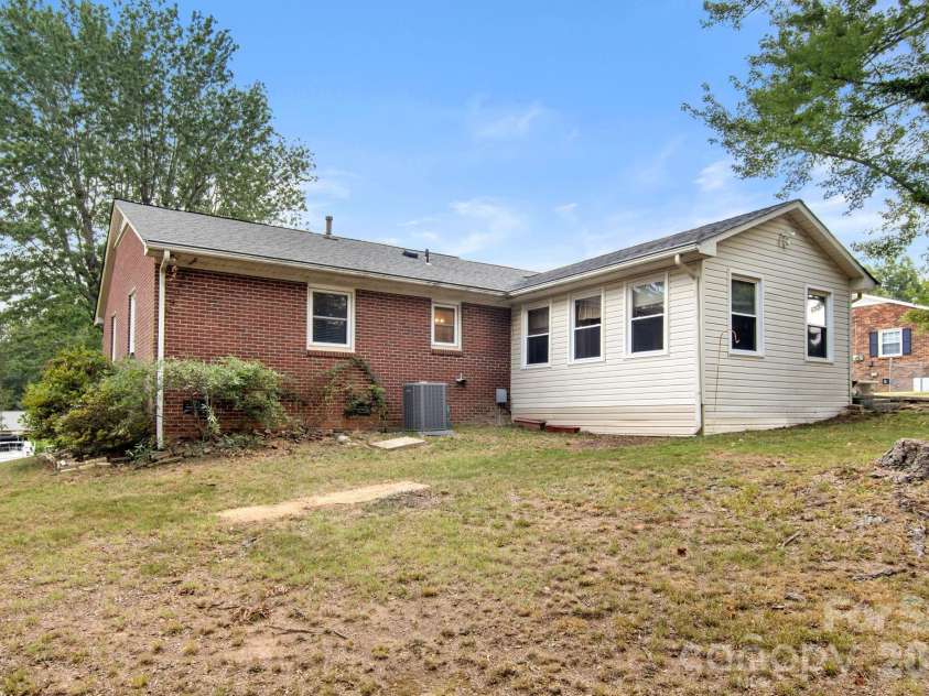 307 Somerset Drive, Kings Mountain, NC 28086.  MLS# CAR4406255, YatesRealty ID 45960. 