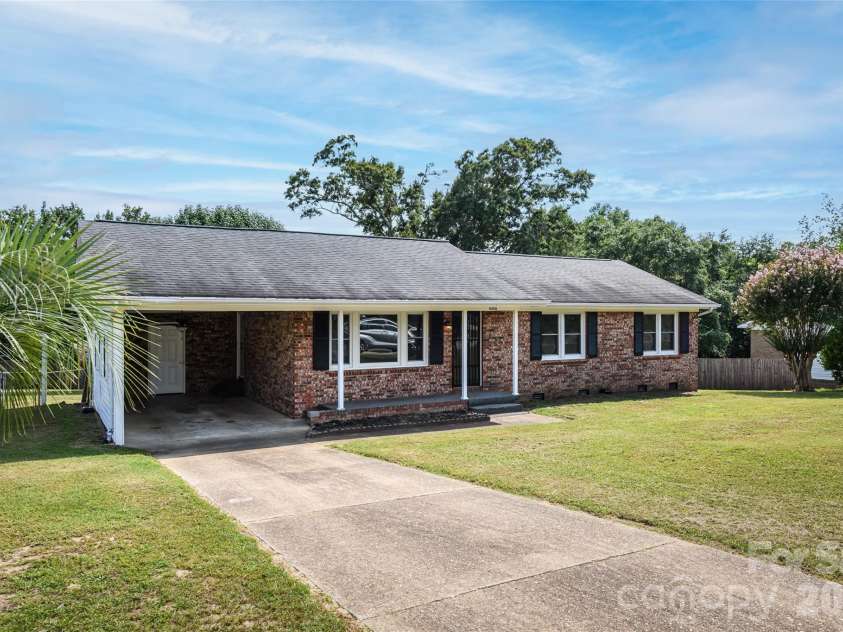5426 Oakcrest Road, Sumter, SC 29154.  MLS# CAR4412040, YatesRealty ID 45961. 