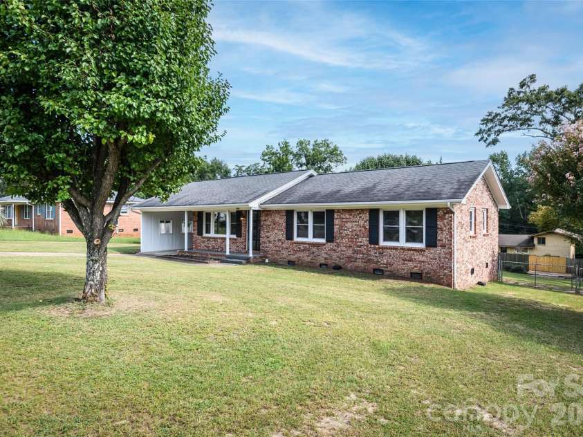 5426 Oakcrest Road, Sumter, SC 29154.  MLS# CAR4412040, YatesRealty ID 45961. 