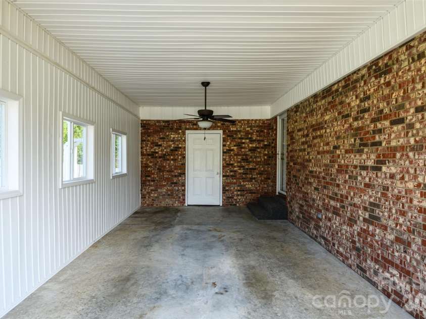 5426 Oakcrest Road, Sumter, SC 29154.  MLS# CAR4412040, YatesRealty ID 45961. 