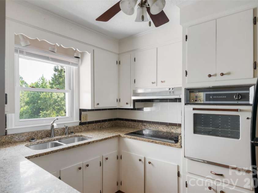 5426 Oakcrest Road, Sumter, SC 29154.  MLS# CAR4412040, YatesRealty ID 45961. 
