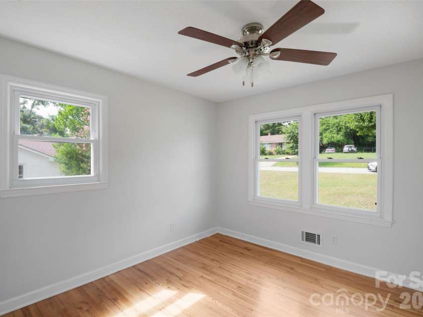 5426 Oakcrest Road, Sumter, SC 29154.  MLS# CAR4412040, YatesRealty ID 45961. 