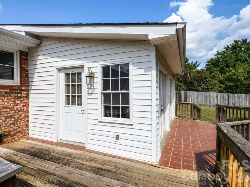 5426 Oakcrest Road, Sumter, SC 29154.  MLS# CAR4412040, YatesRealty ID 45961. 