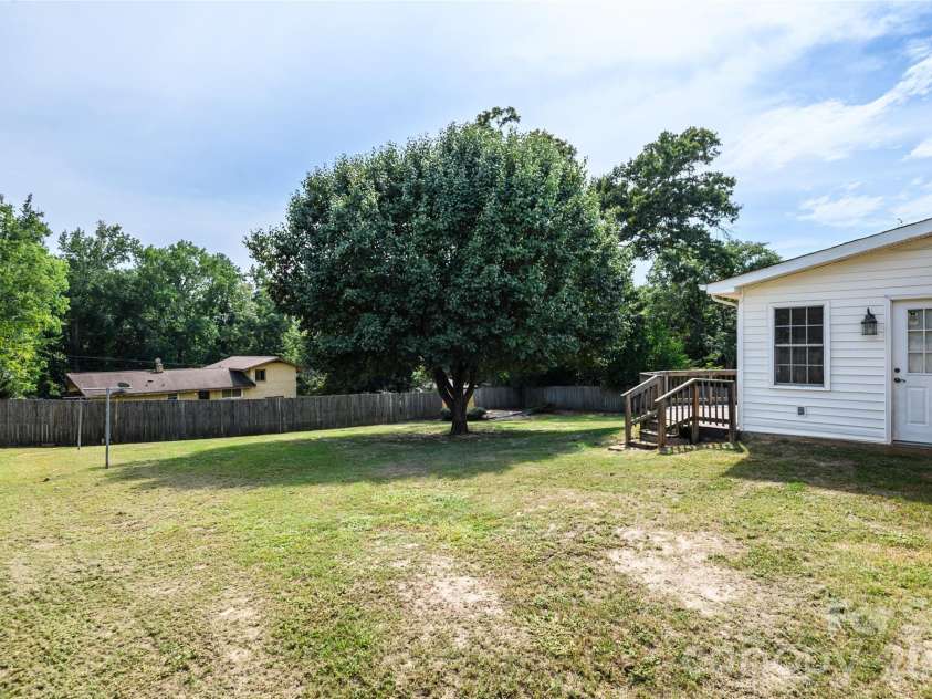 5426 Oakcrest Road, Sumter, SC 29154.  MLS# CAR4412040, YatesRealty ID 45961. 