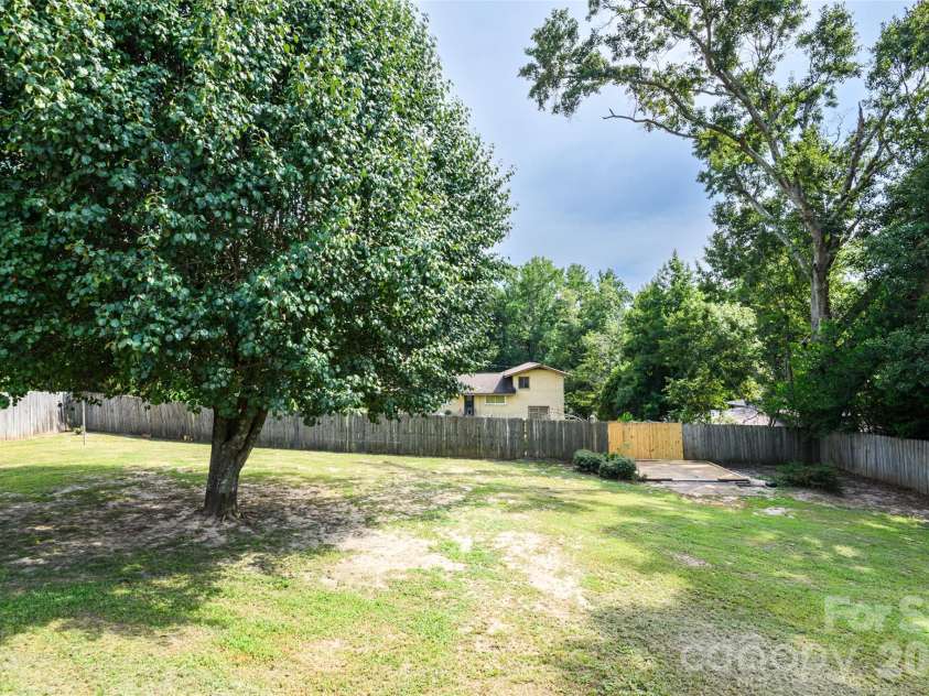 5426 Oakcrest Road, Sumter, SC 29154.  MLS# CAR4412040, YatesRealty ID 45961. 