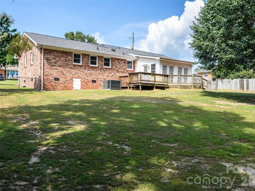 5426 Oakcrest Road, Sumter, SC 29154.  MLS# CAR4412040, YatesRealty ID 45961. 