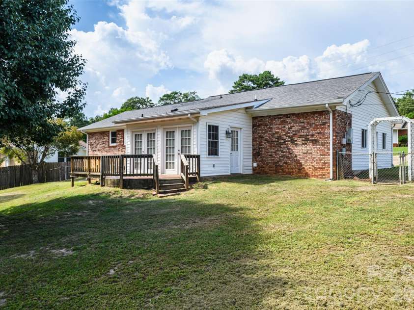 5426 Oakcrest Road, Sumter, SC 29154.  MLS# CAR4412040, YatesRealty ID 45961. 