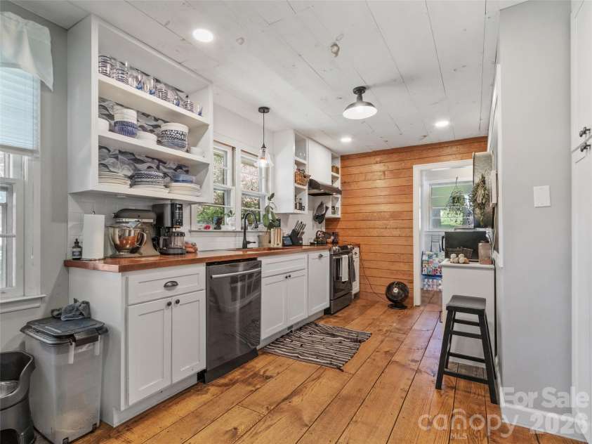 38 Crowell Road, Asheville, NC 28806.  MLS# CAR4415975, YatesRealty ID 45965. 