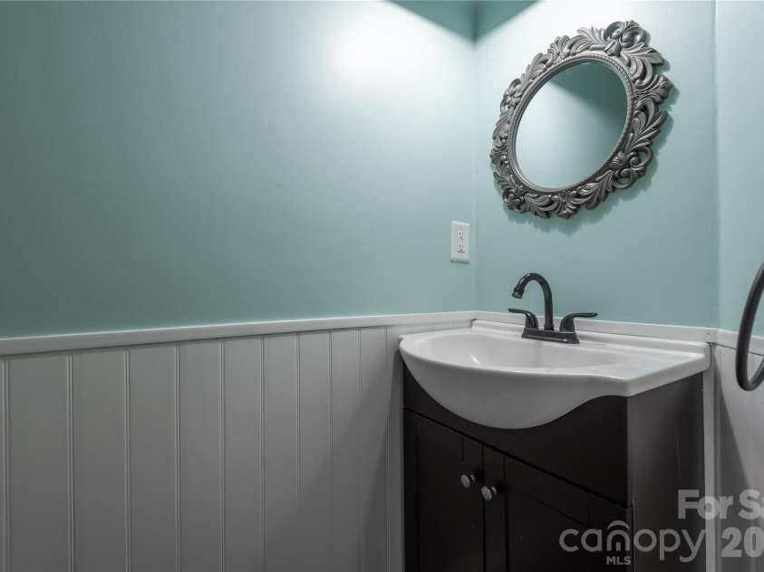 2744 Von Thuringer Court, Charlotte, NC 28210.  MLS# CAR4416507, YatesRealty ID 45966. 