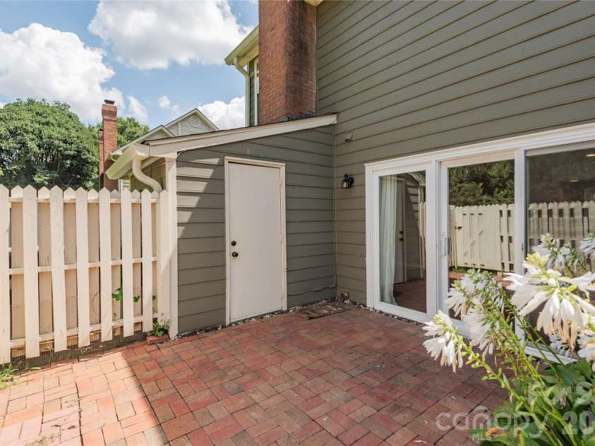 2744 Von Thuringer Court, Charlotte, NC 28210.  MLS# CAR4416507, YatesRealty ID 45966. 