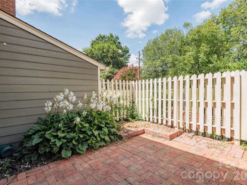 2744 Von Thuringer Court, Charlotte, NC 28210.  MLS# CAR4416507, YatesRealty ID 45966. 
