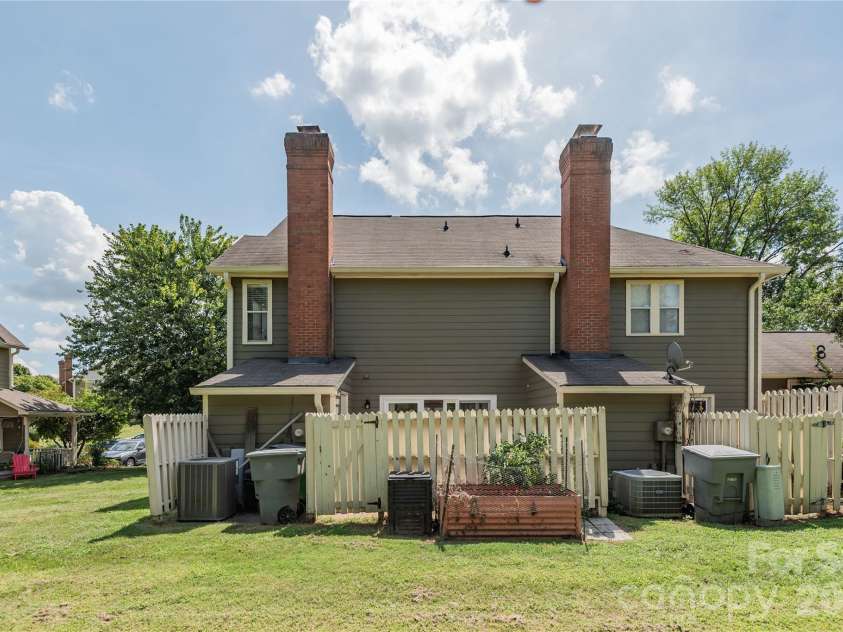 2744 Von Thuringer Court, Charlotte, NC 28210.  MLS# CAR4416507, YatesRealty ID 45966. 