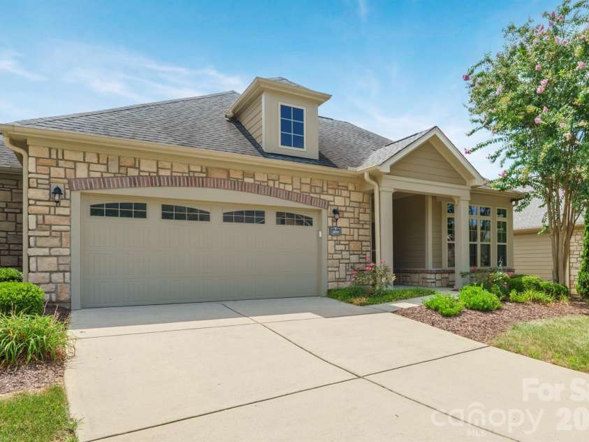 5028 Polo Gate Boulevard, Charlotte, NC 28216.  MLS# CAR4416694, YatesRealty ID 45968. 