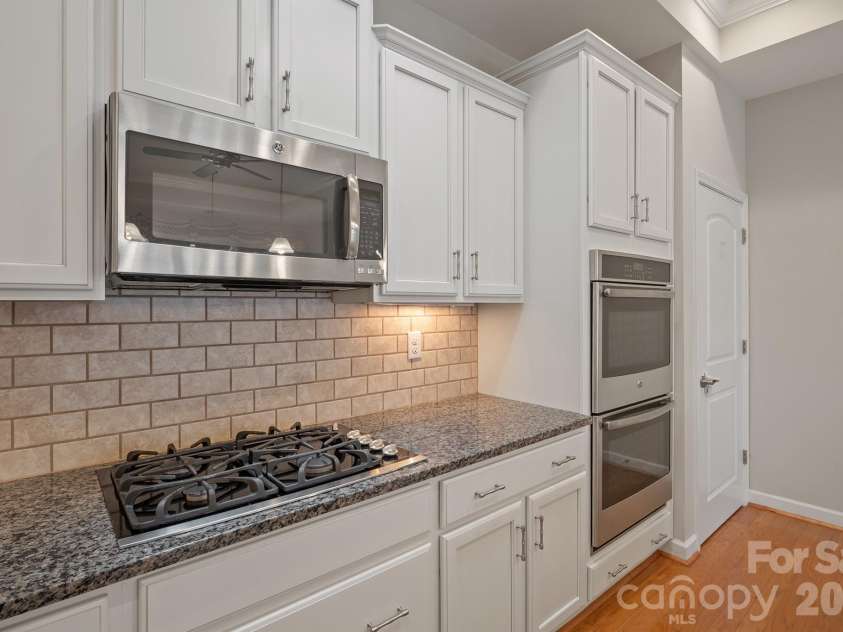 5028 Polo Gate Boulevard, Charlotte, NC 28216.  MLS# CAR4416694, YatesRealty ID 45968. 