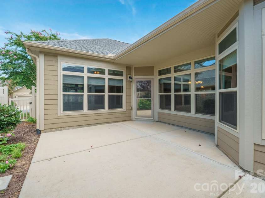 5028 Polo Gate Boulevard, Charlotte, NC 28216.  MLS# CAR4416694, YatesRealty ID 45968. 