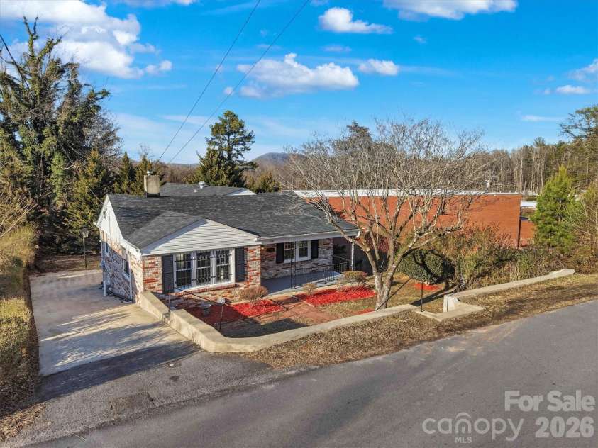 330 Harrington Street, Lenoir, NC 28645.  MLS# CAR4346766, YatesRealty ID 4597. 