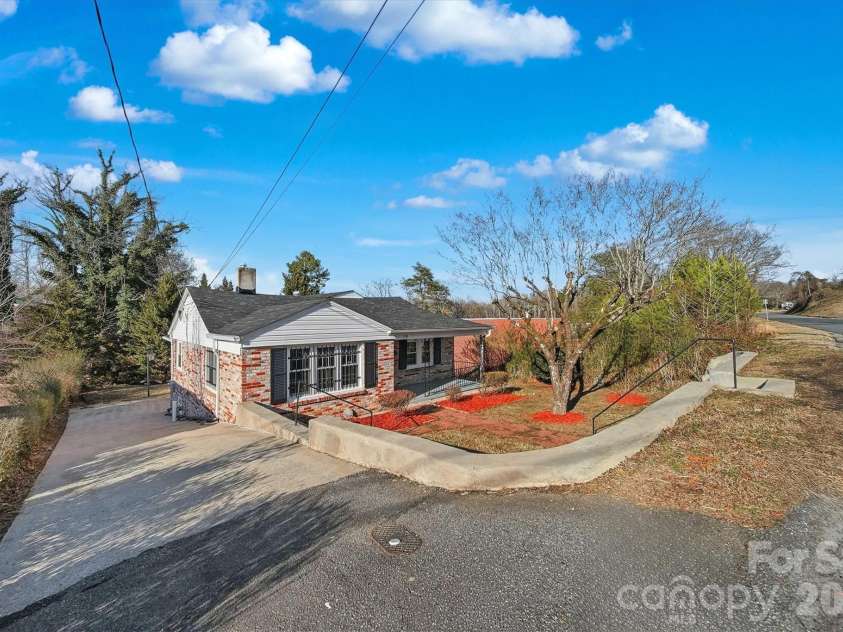 330 Harrington Street, Lenoir, NC 28645.  MLS# CAR4346766, YatesRealty ID 4597. 