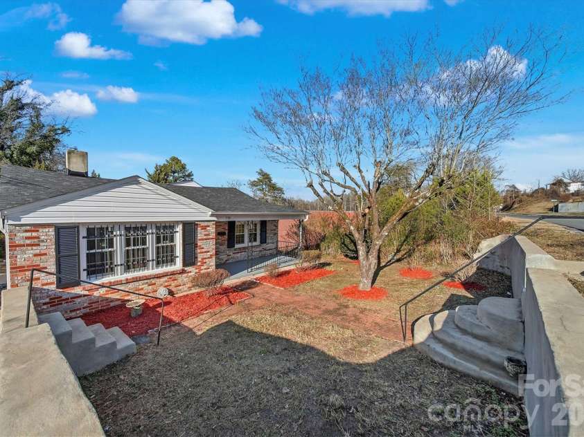 330 Harrington Street, Lenoir, NC 28645.  MLS# CAR4346766, YatesRealty ID 4597. 
