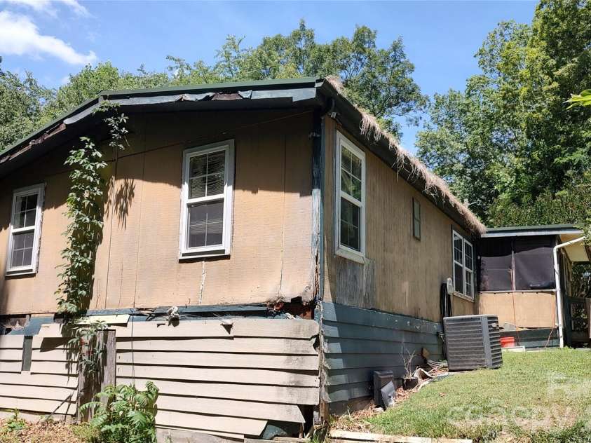 440 Hidden View Road, Hendersonville, NC 28792.  MLS# CAR4406707, YatesRealty ID 45972. 