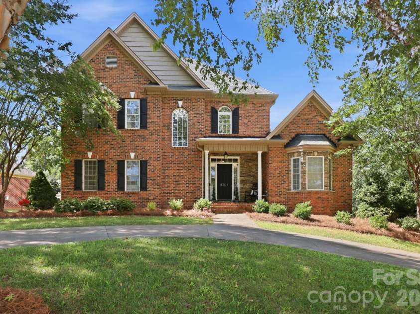4701 Pebble Lake Drive, Pfafftown, NC 27040.  MLS# CAR4416990, YatesRealty ID 45981. 