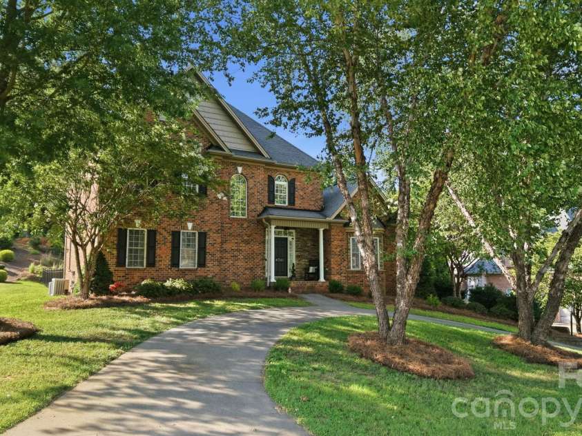 4701 Pebble Lake Drive, Pfafftown, NC 27040.  MLS# CAR4416990, YatesRealty ID 45981. 