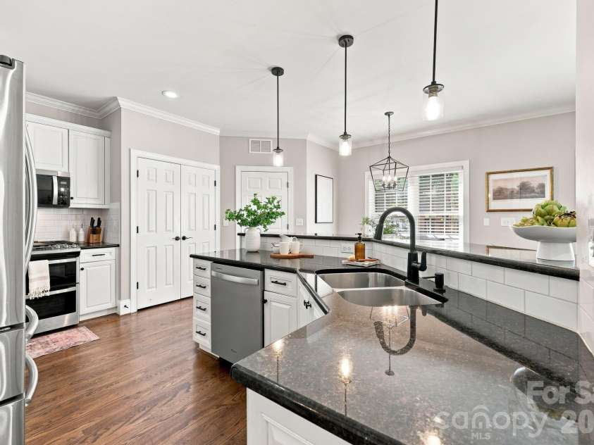 4701 Pebble Lake Drive, Pfafftown, NC 27040.  MLS# CAR4416990, YatesRealty ID 45981. 