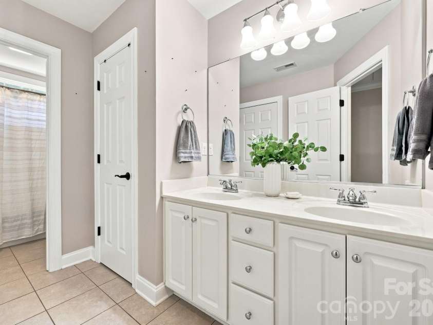 4701 Pebble Lake Drive, Pfafftown, NC 27040.  MLS# CAR4416990, YatesRealty ID 45981. 