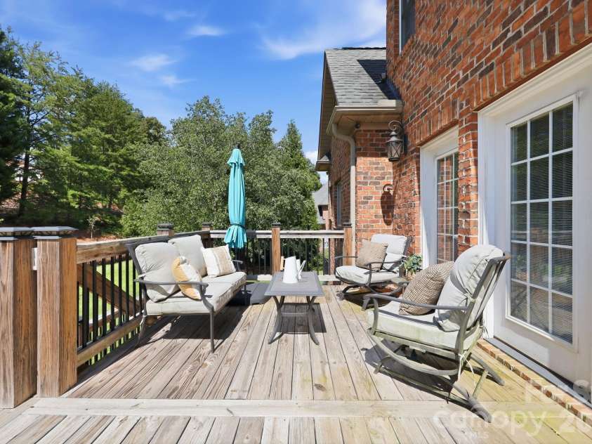 4701 Pebble Lake Drive, Pfafftown, NC 27040.  MLS# CAR4416990, YatesRealty ID 45981. 