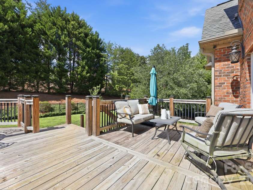 4701 Pebble Lake Drive, Pfafftown, NC 27040.  MLS# CAR4416990, YatesRealty ID 45981. 