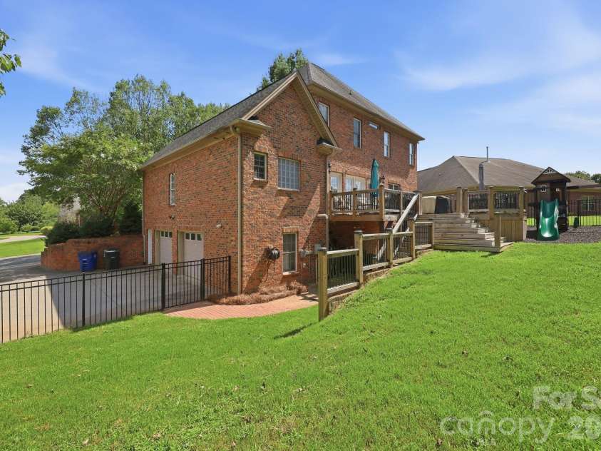 4701 Pebble Lake Drive, Pfafftown, NC 27040.  MLS# CAR4416990, YatesRealty ID 45981. 