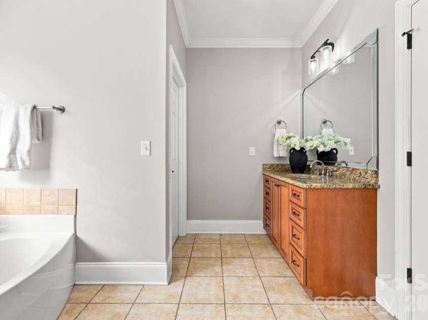 4701 Pebble Lake Drive, Pfafftown, NC 27040.  MLS# CAR4416990, YatesRealty ID 45981. Primary bath