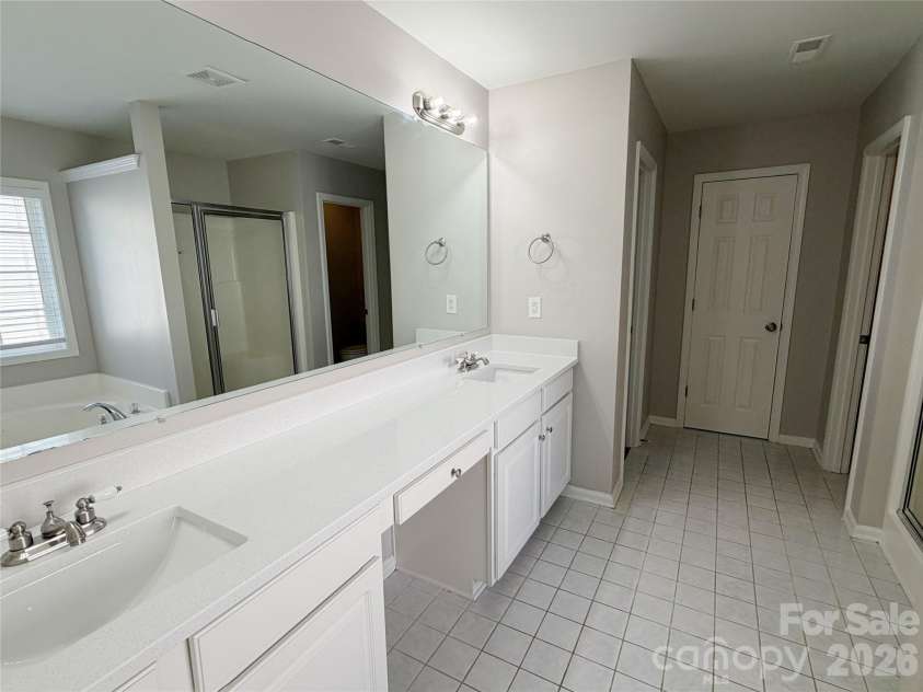 9927 Jeanette Circle, Charlotte, NC 28213.  MLS# CAR4415748, YatesRealty ID 45983. 