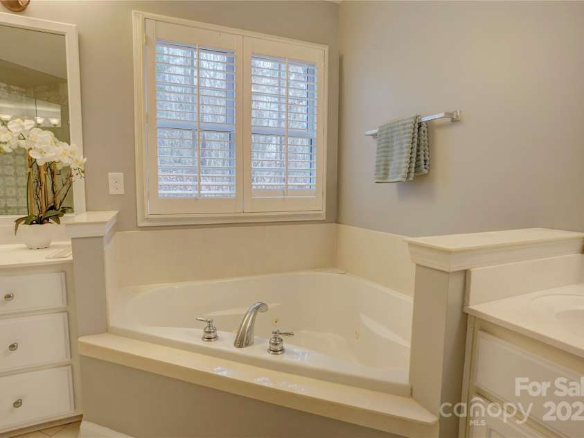 5306 Club View Drive, Concord, NC 28025.  MLS# CAR4232072, YatesRealty ID 4599. Garden Tub