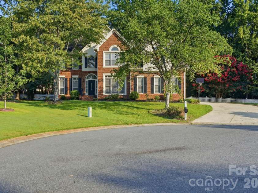 1321 Hillshire Meadow Drive, Matthews, NC 28105.  MLS# CAR4415278, YatesRealty ID 45991. 