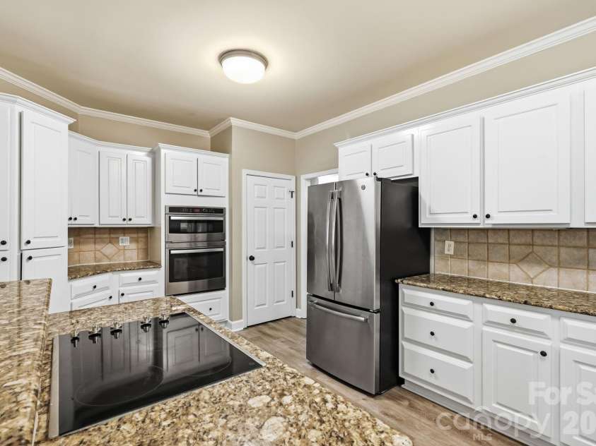 1321 Hillshire Meadow Drive, Matthews, NC 28105.  MLS# CAR4415278, YatesRealty ID 45991. 
