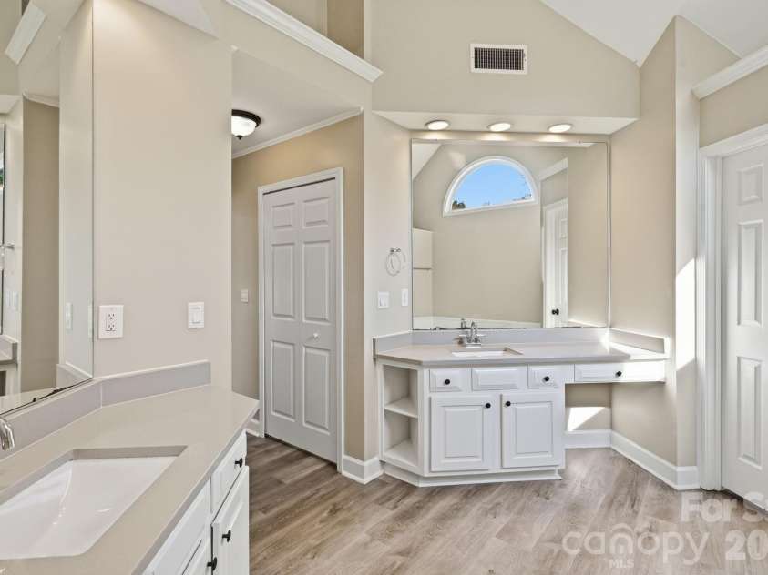 1321 Hillshire Meadow Drive, Matthews, NC 28105.  MLS# CAR4415278, YatesRealty ID 45991. 
