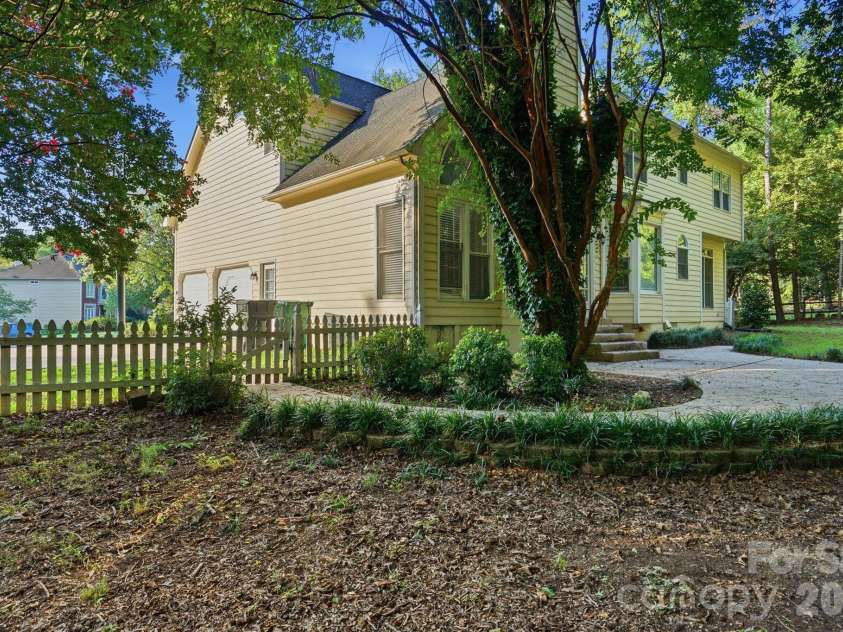 1321 Hillshire Meadow Drive, Matthews, NC 28105.  MLS# CAR4415278, YatesRealty ID 45991. 