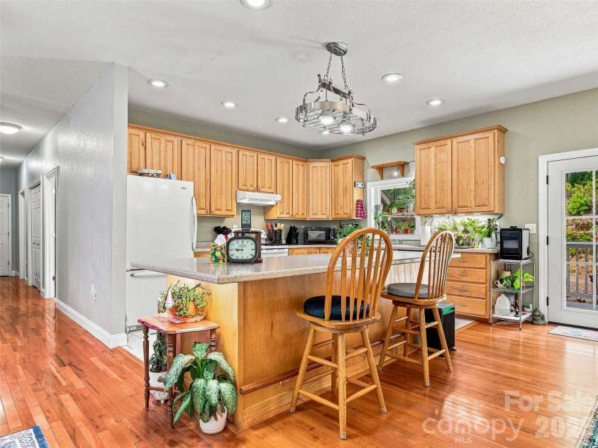 524 Lookout Drive, Pisgah Forest, NC 28768.  MLS# CAR4416154, YatesRealty ID 45993. Kitchen Island