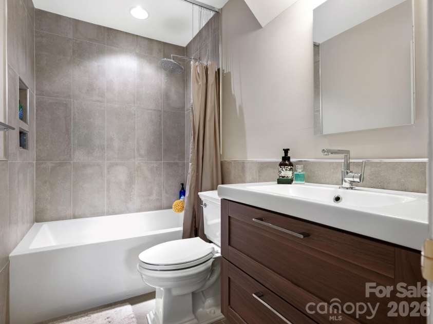 223 Perrin Place, Charlotte, NC 28207.  MLS# CAR4415312, YatesRealty ID 45995. 
