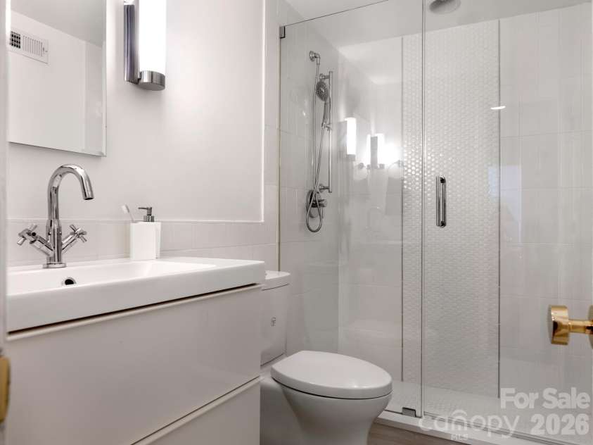 223 Perrin Place, Charlotte, NC 28207.  MLS# CAR4415312, YatesRealty ID 45995. 