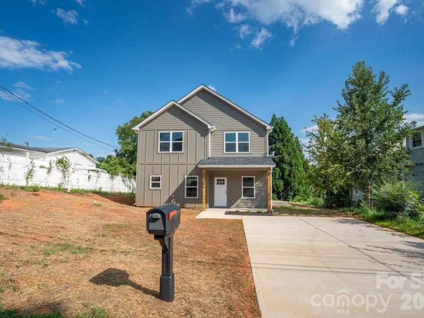 206 Prospect Street, Lenoir, NC 28645.  MLS# CAR4417008, YatesRealty ID 45996. 